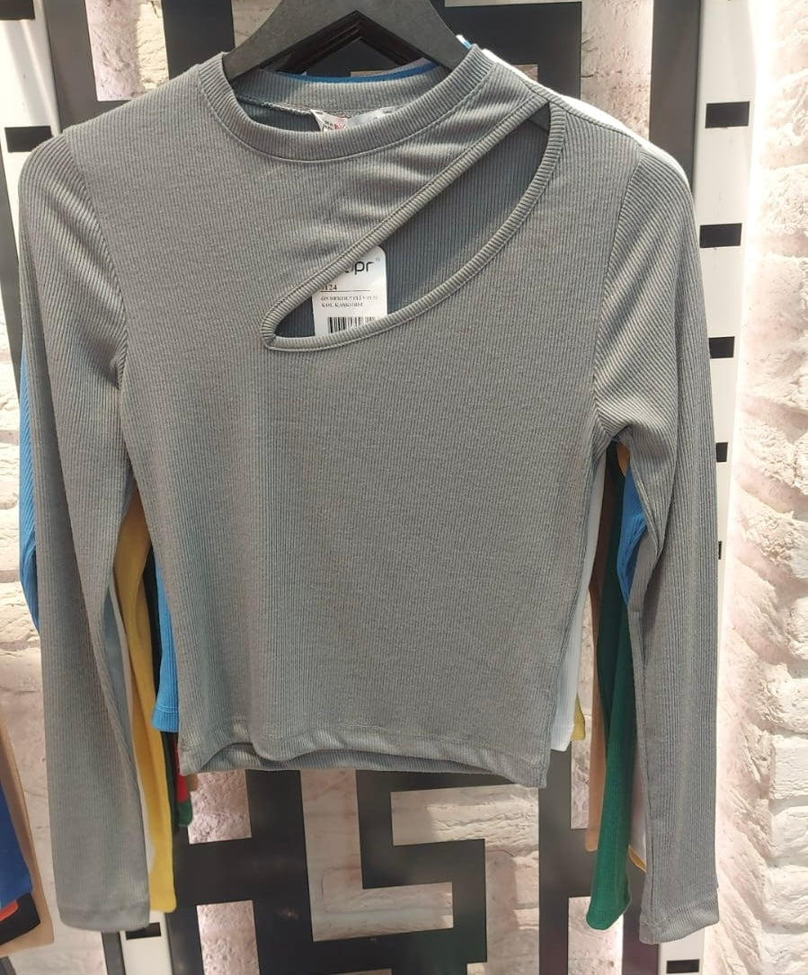 חולצה עם חיתוך אלכסוני
